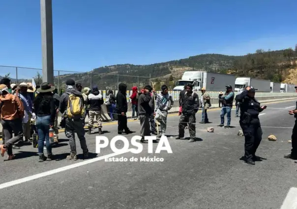 Bloquean la Toluca-Naucalpan, exigen ayuda para sofocar incendios forestales