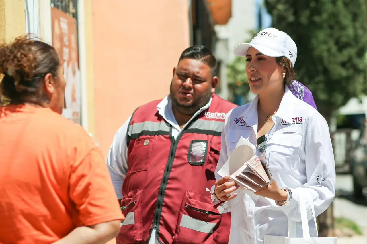 Cecilia Guadiana y Antonio Castro hicieron un recorrido por la colonia Saltillo 2000. (Fotografía: Morena)