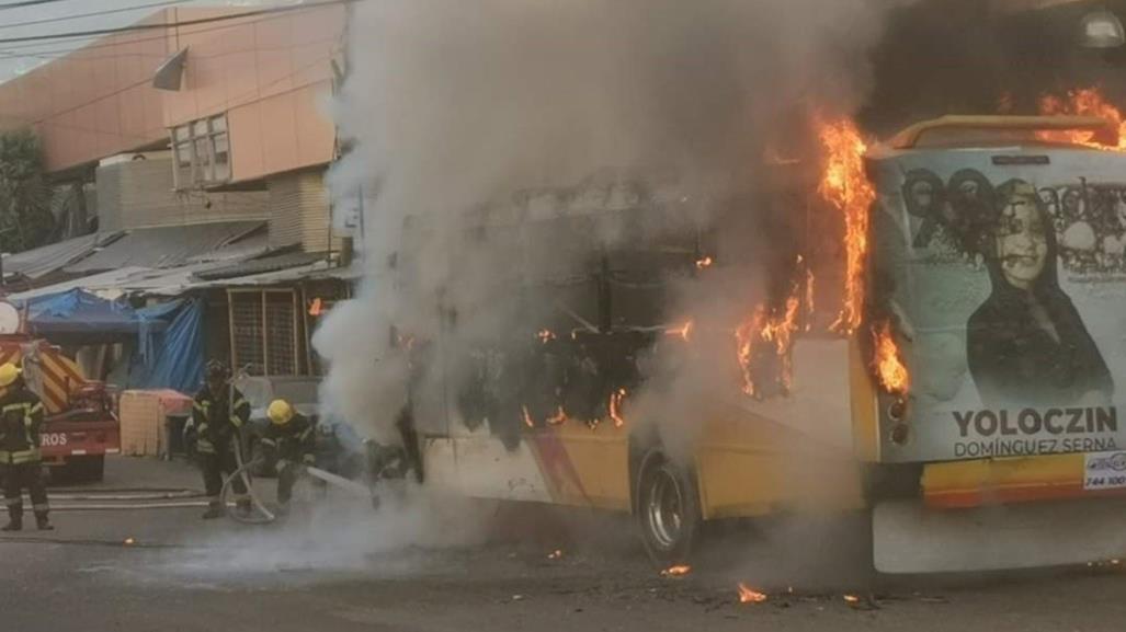 Incendian delincuentes camión de pasajeros en Acapulco, Guerrero (VIDEO)