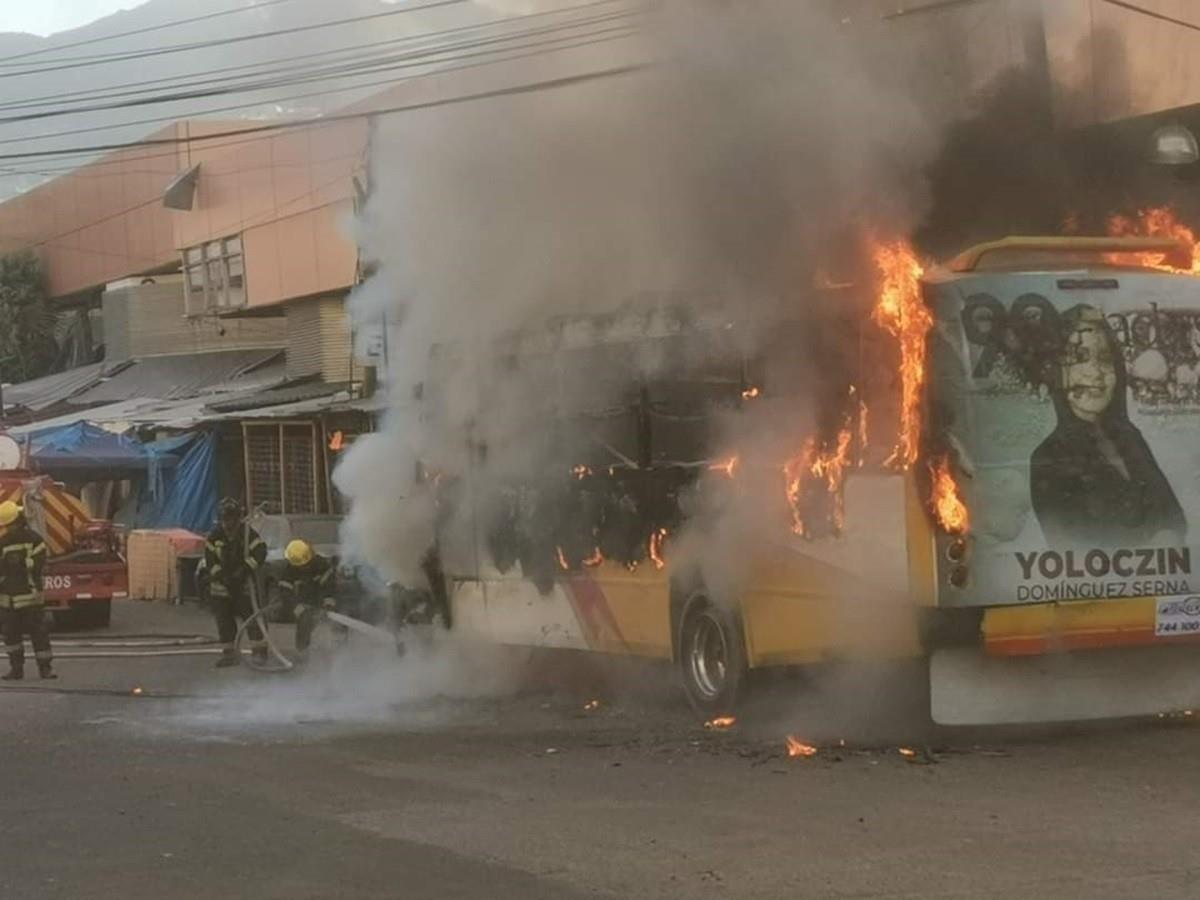 Un camión de pasajeros fue incendiado por delincuentes en Acapulco, Guerrero; por fortuna no hay personas heridas. Foto: Twitter @rthur013