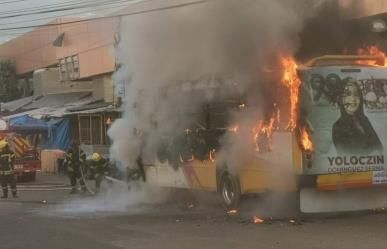 Incendian delincuentes camión de pasajeros en Acapulco, Guerrero (VIDEO)