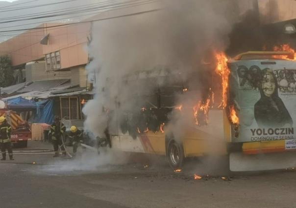 Incendian delincuentes camión de pasajeros en Acapulco, Guerrero (VIDEO)