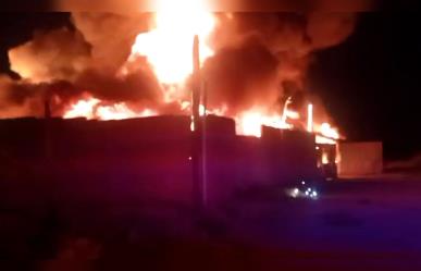 Video: Se registra impresionante incendio en una recicladora de Durango