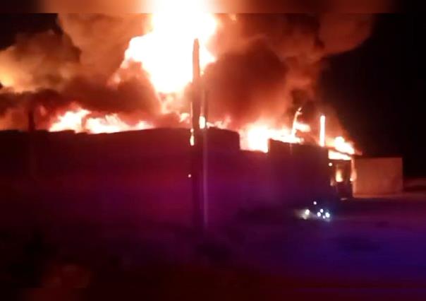 Video: Se registra impresionante incendio en una recicladora de Durango