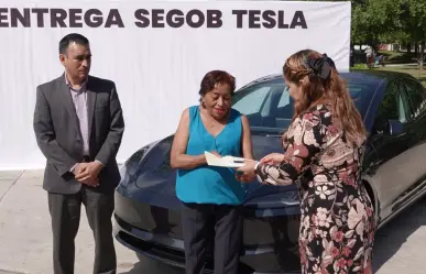 Recibe viuda auto Tesla por cumplir con pago del predial en Santa Catarina