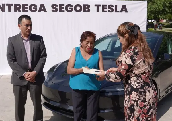 Recibe viuda auto Tesla por cumplir con pago del predial en Santa Catarina