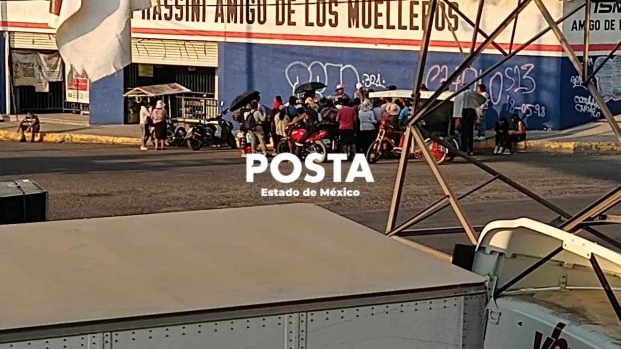 Tras seis horas de bloquear la carretera Lechería-Texcoco, los inconformes se retiraron advirtiendo volver si no les dan una solución. Foto: Fernando Cruz