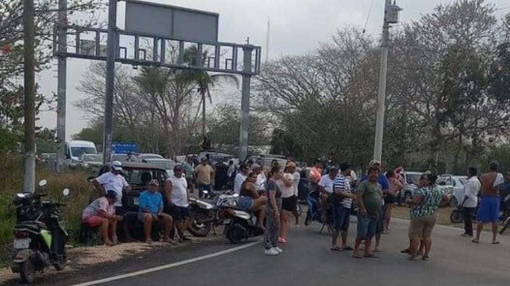 Pescadores y lancheros de Río Lagartos bloquean entrada al puerto