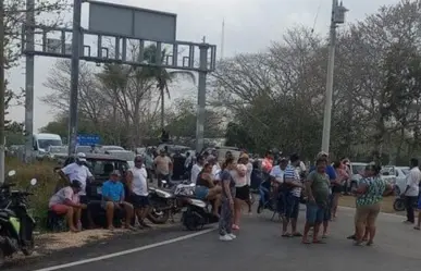 Pescadores y lancheros de Río Lagartos bloquean entrada al puerto