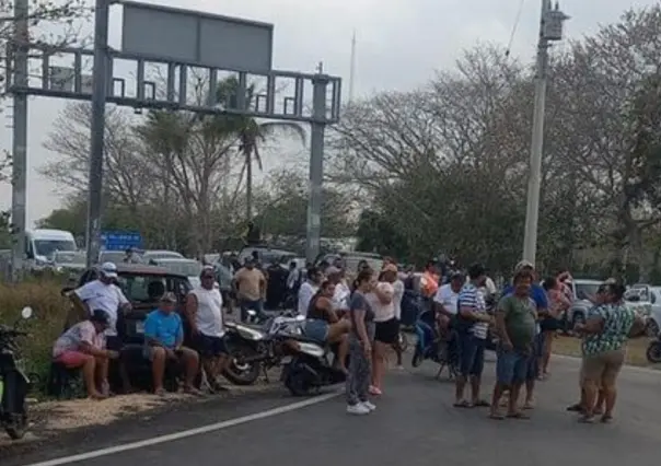 Pescadores y lancheros de Río Lagartos bloquean entrada al puerto