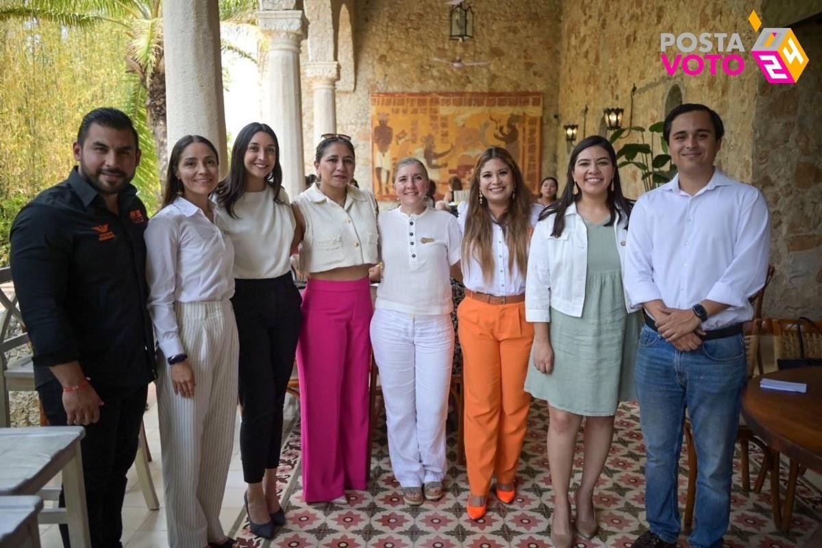 Vida Gómez con empresarios de Yucatán Foto: X(Twitter) @VidaGomezH