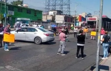 Vecinos de Ecatepec bloquean la avenida 30-30 en protesta por la falta de agua