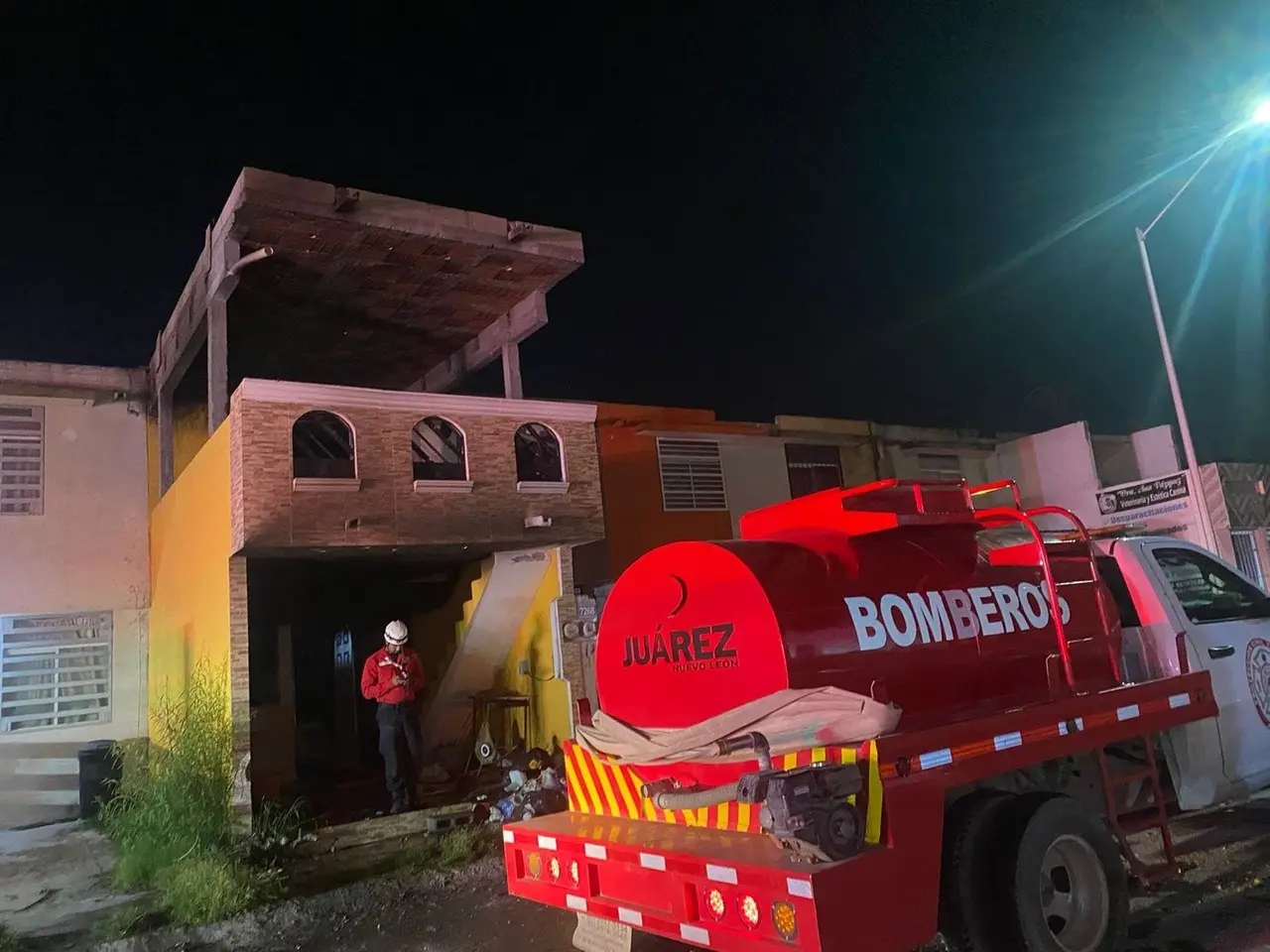 El siniestro ocurrió  en un domicilio de dos plantas de la colonia Reserva de San Roque. Foto: Protección Civil de Nuevo León.