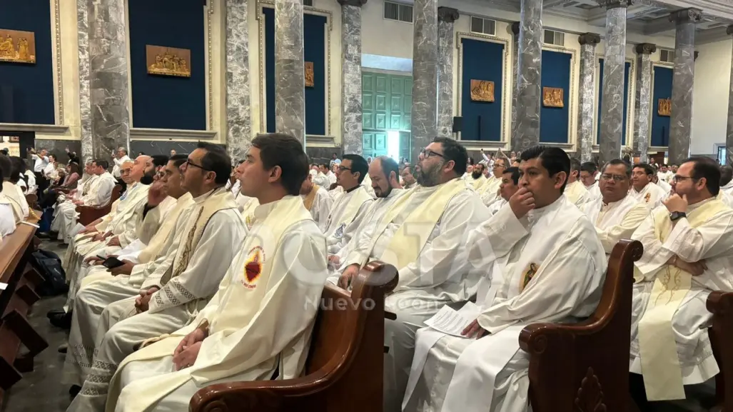 Católicos realizan Misa Crismal en la Basílica del Roble en Monterrey