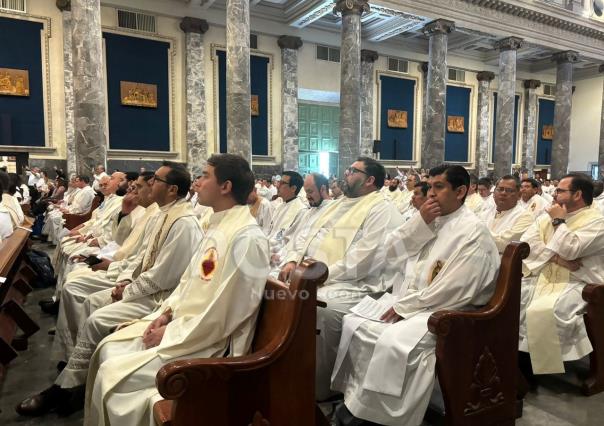 Católicos realizan Misa Crismal en la Basílica del Roble en Monterrey