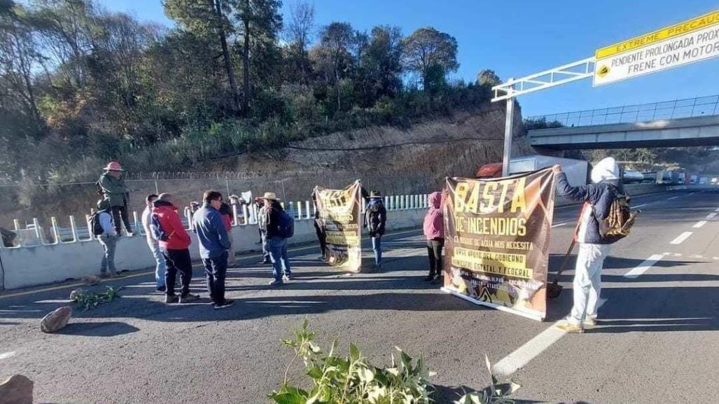 Bloquean la Toluca-Naucalpan en ambos sentidos