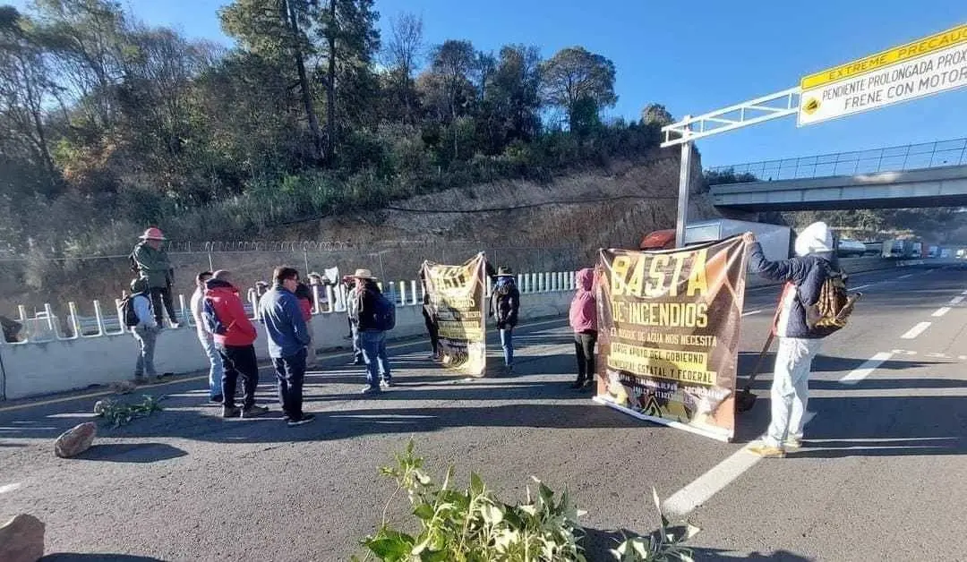 Bloquean la Toluca-Naucalpan en ambos sentidos. Foto: RRSS