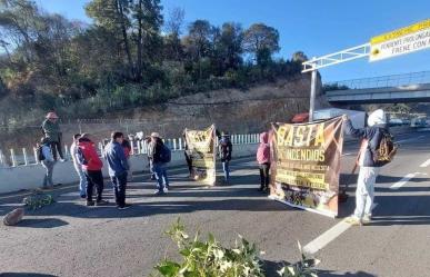 Bloquean la Toluca-Naucalpan en ambos sentidos