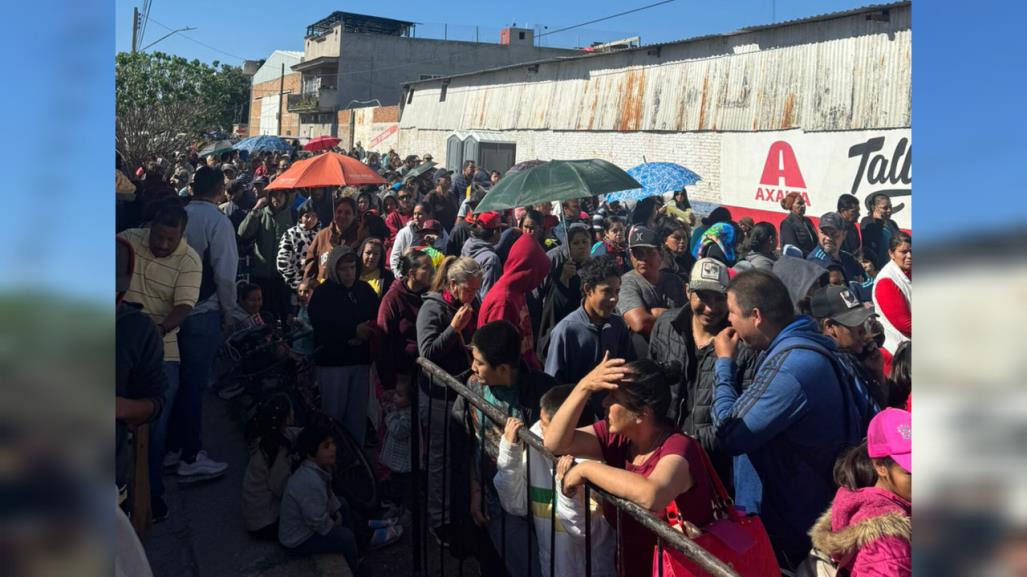 Duranguenses acuden a recibir pescados y despensas