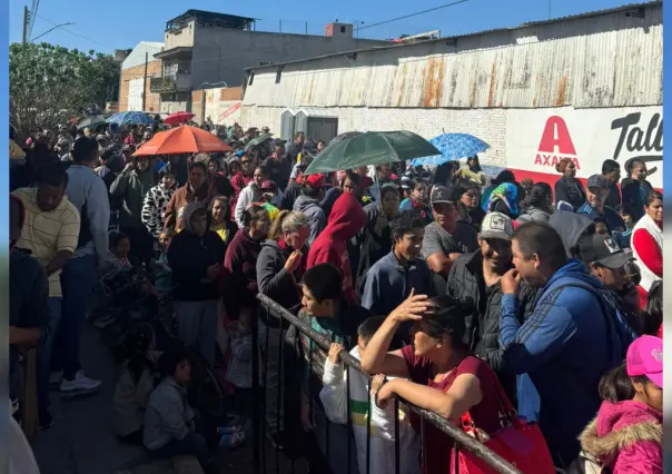 Duranguenses acuden a recibir pescados y despensas