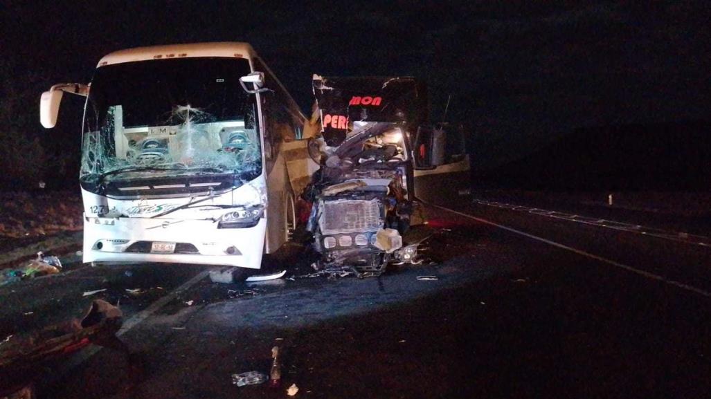 Choque entre autobús y tractocamión en Carretera Victoria-Zaragoza