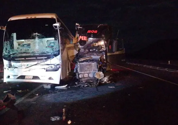 Choque entre autobús y tractocamión en Carretera Victoria-Zaragoza