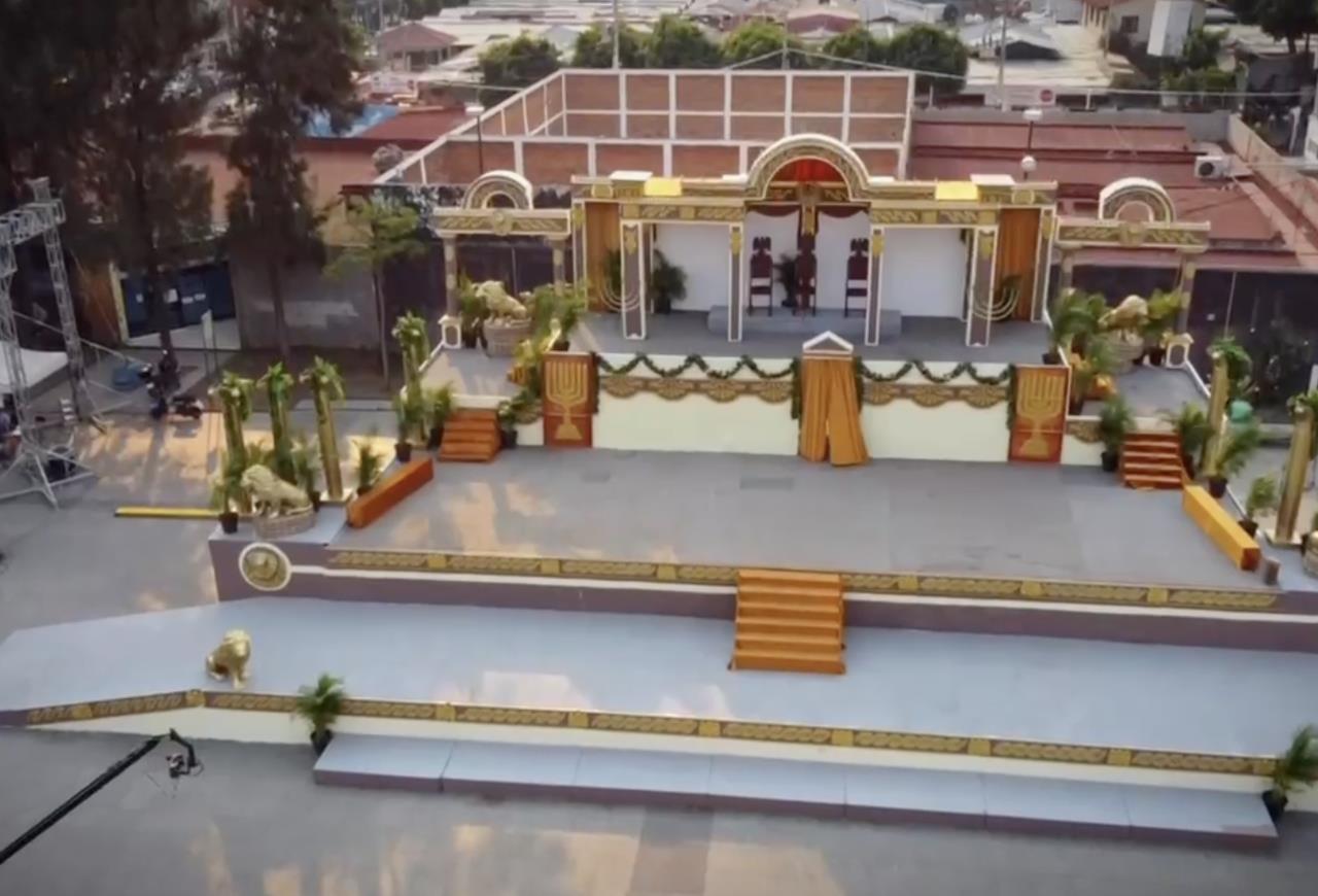 Habitantes de Iztapalapa cargan su cruz y la tradición de la pasión de Cristo