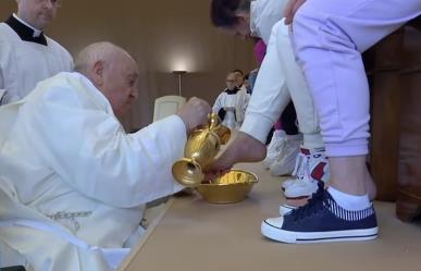 Lava el Papa Francisco los pies de 12 mujeres en prisión de Roma
