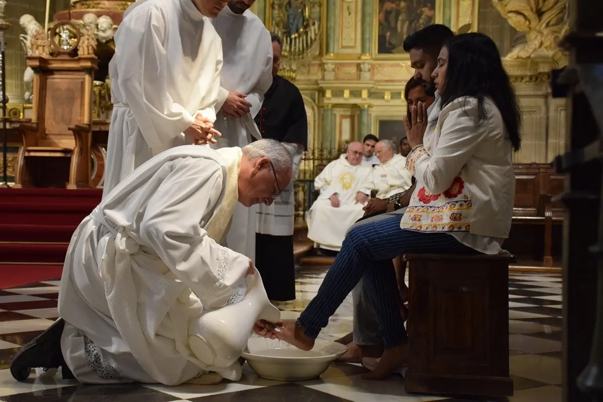 Jesús lavó los pies de sus discípulos para enseñarles la importancia de servir sin importar la posición social. Foto: Diócesis de Jaén