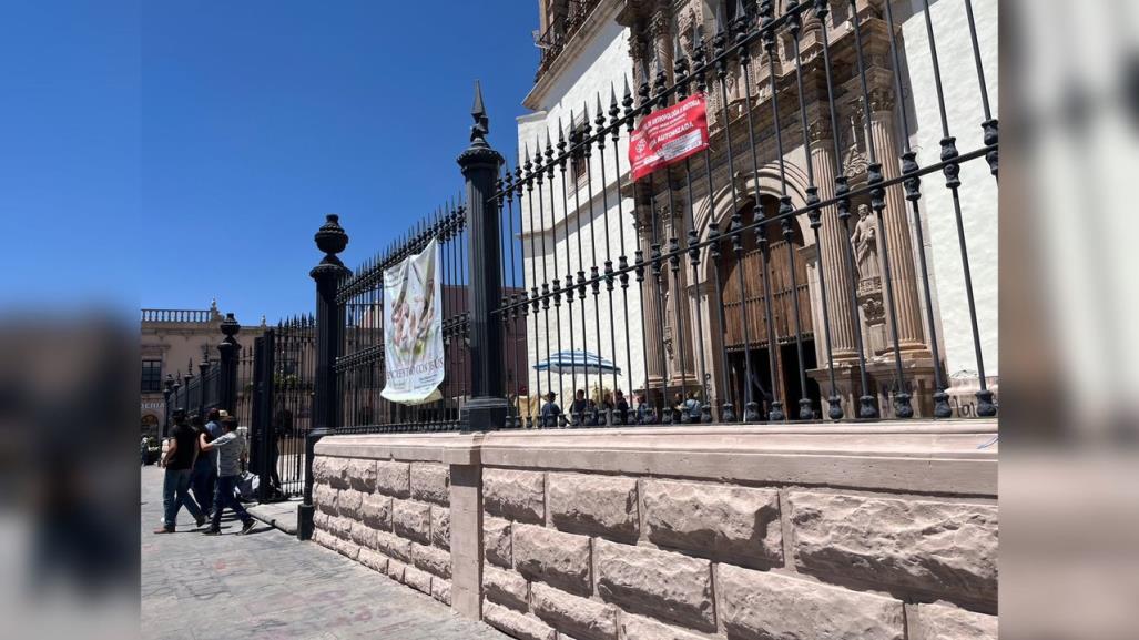 Avanza la limpieza a la Catedral de Durango tras daños por la marcha 8M