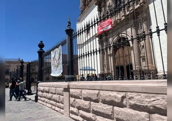 Avanza la limpieza a la Catedral de Durango tras daños por la marcha 8M