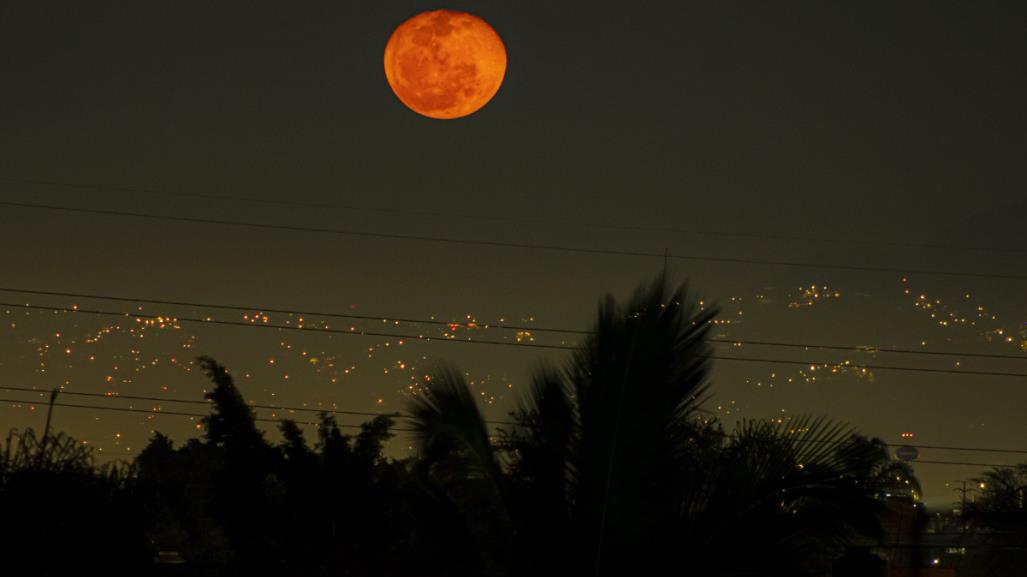 ¿Por qué se ha visto la Luna gigante y con tonos rojizos y anaranjados?