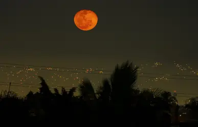 ¿Por qué se ha visto la Luna gigante y con tonos rojizos y anaranjados?