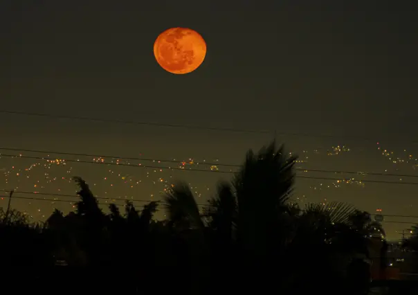 ¿Por qué se ha visto la Luna gigante y con tonos rojizos y anaranjados?