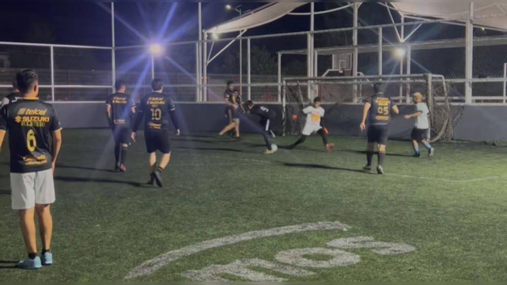 VIDEO: Joven sin brazos deslumbra en canchas de Futbol 7 de Durango