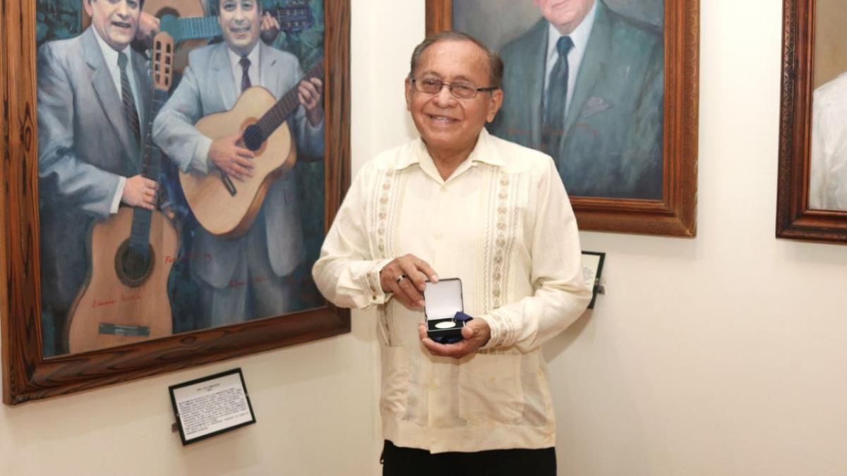 Trovador yucateco recibe Medalla Pastor Cervera por más de 50 años de carrera