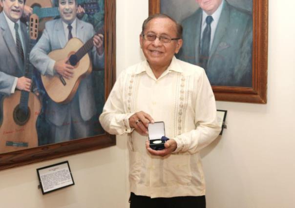 Trovador yucateco recibe Medalla Pastor Cervera por más de 50 años de carrera