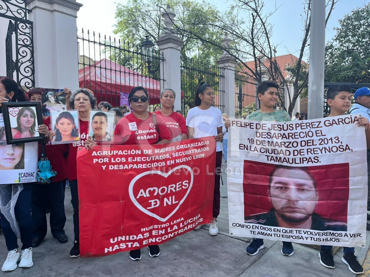 Los más de 30 integrantes colocaron las mantas y otras peticiones en las escalinatas del altar de la Catedral Metropolitana de Monterrey. Foto: Cynthia Pardo.