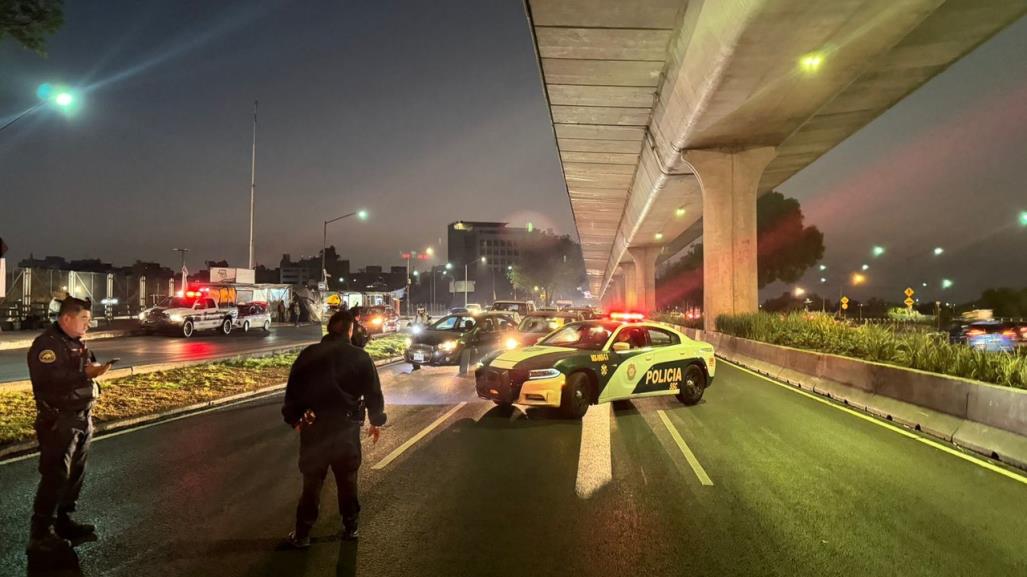 Conductor queda prensado tras chocar contra muro divisorio de Periférico