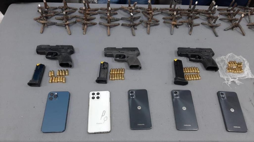 Arrestan a cuatro hombres con armas, ponchallantas y camionetas blindadas