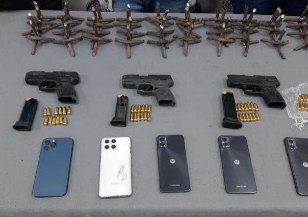 Arrestan a cuatro hombres con armas, ponchallantas y camionetas blindadas