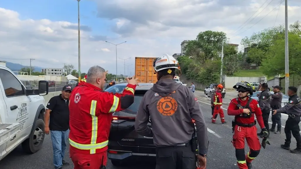 Choque carambola deja dos heridos en Carretera Nacional