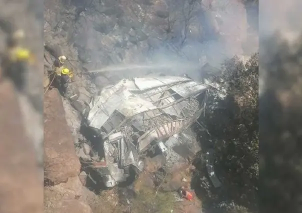 Tragedia en Sudáfrica: Autobús cae de puente y causa 45 muertes