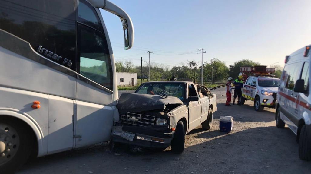 Choca camioneta contra autobús de pasajeros en Linares