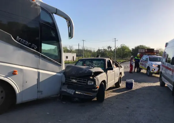 Choca camioneta contra autobús de pasajeros en Linares