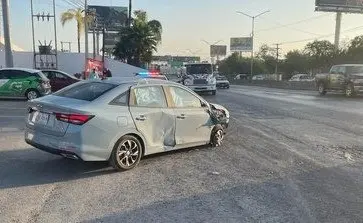 Choca mujer contra muro en avenida Miguel Alemán