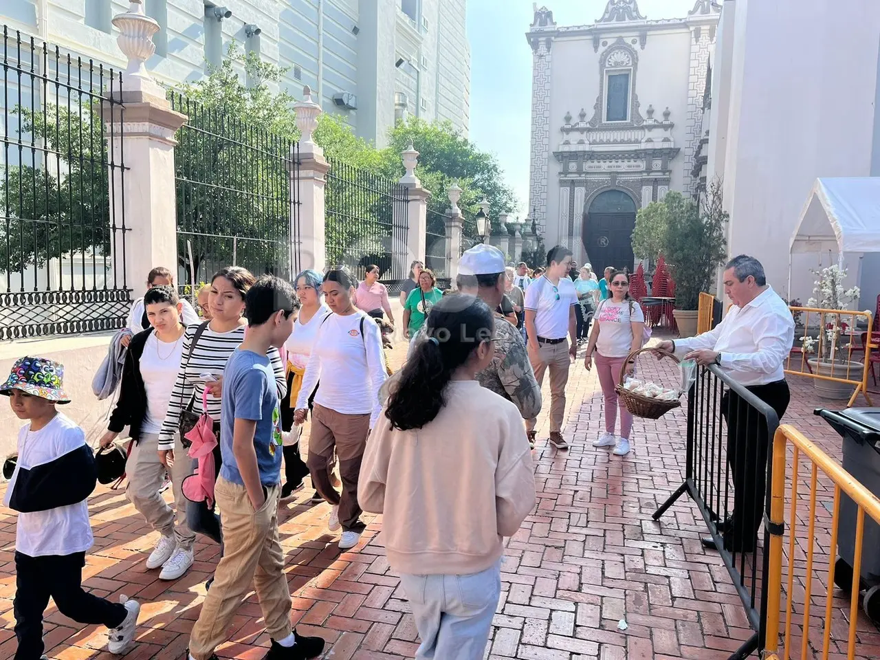 Desde temprana hora de este Jueves Santo, algunos empezaron el recorrido en la Catedral de Monterrey acompañados de sus familias. Foto: Cynthia Pardo.