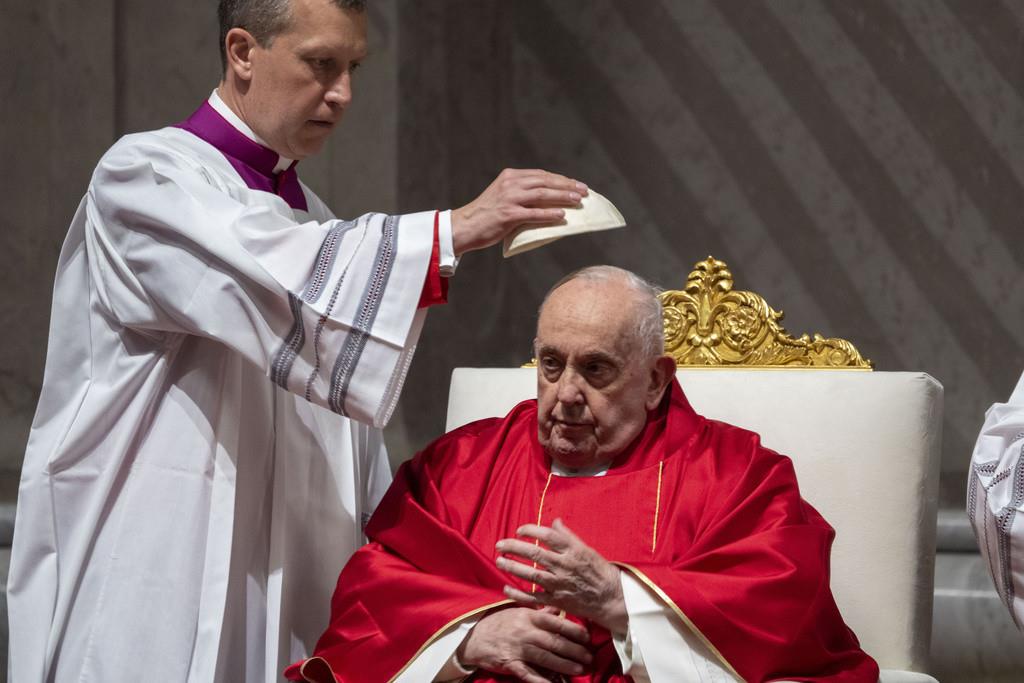 Monseñor Krzysztof Marcjanowicz le coloca el solideo al papa Francisco durante la liturgia de la pasión del Viernes Santo en la Basílica de San Pedro, el viernes 29 de marzo de 2024, en el Vaticano. (AP Foto/Domenico Stinellis)