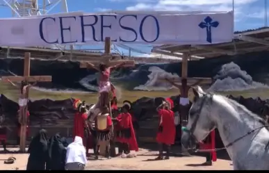 VIDEO: Cerca de 900 internos del CERESO escenifican el Vía Crucis viviente