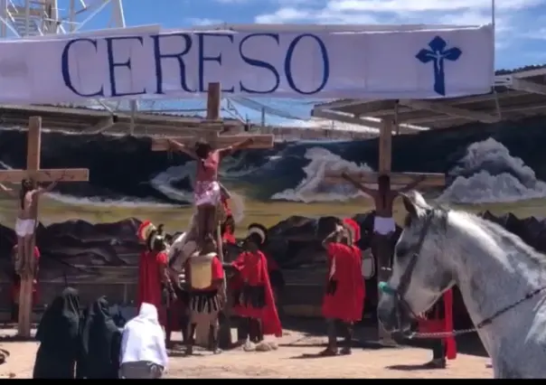 VIDEO: Cerca de 900 internos del CERESO escenifican el Vía Crucis viviente